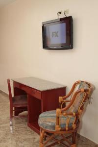 TV at/o entertainment center sa Hotel Alcala