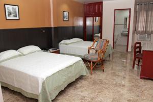Kama o mga kama sa kuwarto sa Hotel Alcala