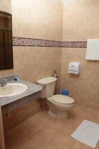 Bathroom sa Hotel Alcala