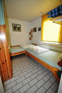 ein kleines Zimmer mit 2 Betten und einem Fenster in der Unterkunft Ferienbungalow Mondfisch an der Ostsee in Zinnowitz