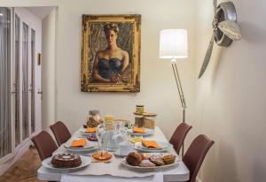 uma mesa com comida e uma pintura na parede em Barù in Chiaia em Nápoles