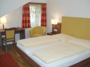 Łóżko lub łóżka w pokoju w obiekcie Hotel Almtalerhof