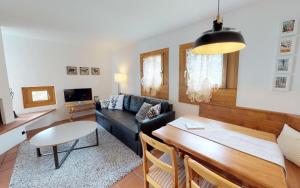 ein Wohnzimmer mit einem Sofa und einem Tisch in der Unterkunft Maurus A4 in St. Moritz