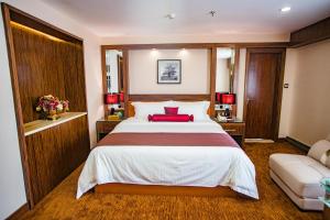 1 dormitorio con 1 cama grande y 1 sofá en Nanyang King's Gate Hotel, en Guangzhou