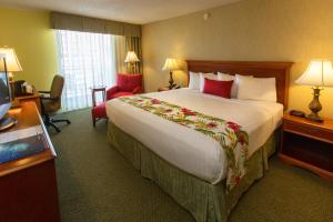 Postel nebo postele na pokoji v ubytování Ramada Plaza by Wyndham Waikiki