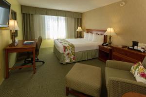 Postel nebo postele na pokoji v ubytování Ramada Plaza by Wyndham Waikiki