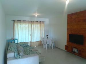 un soggiorno con un divano e un tavolo di Condomínio Resort Villa das Águas a Estância