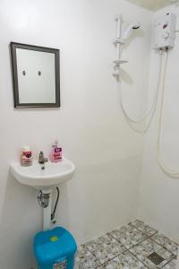 y baño con lavabo y ducha. en Island Girl Bed and Breakfast, en Moalboal