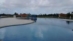 una gran piscina de agua con nieve en el suelo en Condomínio Resort Villa das Águas en Estância