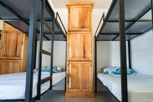 モアルボアルにあるIsland Girl Bed and Breakfastの二段ベッド2台、クローゼットが備わる二段ベッドルームです。