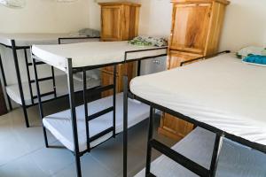 モアルボアルにあるIsland Girl Bed and Breakfastの二段ベッド3組と木製キャビネットが備わる客室です。 +19枚の写真