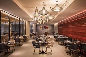 Novotel Chiangmai Nimman Journeyhub餐厅或其他用餐的地方