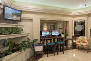 TV a/nebo společenská místnost v ubytování Ramada Plaza by Wyndham Waikiki