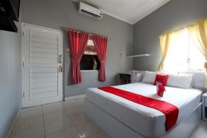 Tempat tidur dalam kamar di RedDoorz near Solo Square 3