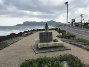 a monument on a sidewalk next to the beach at STAY Akeboshi Kan in Hakodate