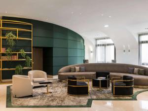 Coin salon dans l'établissement Le Louis Hotel Versailles Château - MGallery Collection