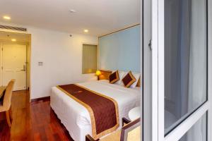 Postel nebo postele na pokoji v ubytování Huong Sen Annex Hotel