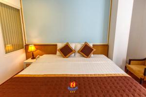Postel nebo postele na pokoji v ubytování Huong Sen Annex Hotel