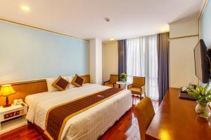 Postel nebo postele na pokoji v ubytování Huong Sen Annex Hotel