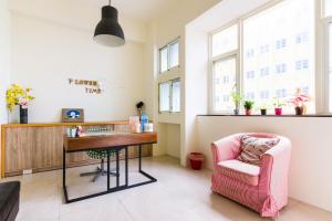 a living room with a desk and a chair at Flower Time in Hualien City