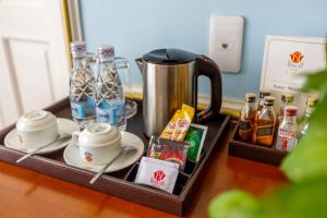 Příslušenství pro přípravu čaje a kávy v ubytování Huong Sen Annex Hotel