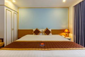 Postel nebo postele na pokoji v ubytování Huong Sen Annex Hotel