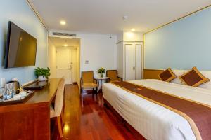 Postel nebo postele na pokoji v ubytování Huong Sen Annex Hotel