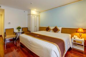 Postel nebo postele na pokoji v ubytování Huong Sen Annex Hotel