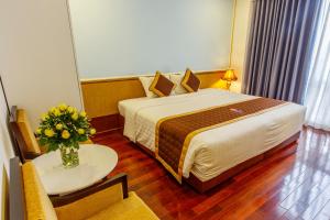 Postel nebo postele na pokoji v ubytování Huong Sen Annex Hotel