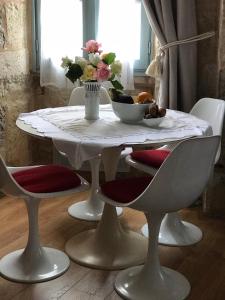 ペリグーにあるBijou Apartment In Perigueuxの白いテーブルと椅子、花鉢