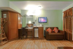 TV a/nebo společenská místnost v ubytování Hotel Peace Plaza