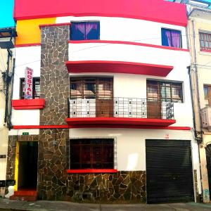 un edificio multicolor en una calle de la ciudad en Hostal Bavaria de la Alameda, en Quito
