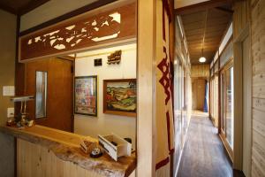 un corridoio di una casa con bancone e corridoio di Hostel Fish in a River a Takayama