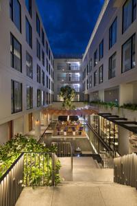 Novotel Chiangmai Nimman Journeyhub内部或周边的泳池