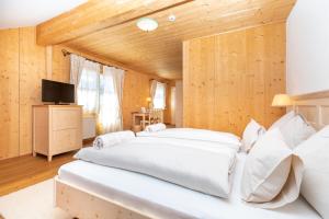 Кровать или кровати в номере Hotel Garni Sonnhof