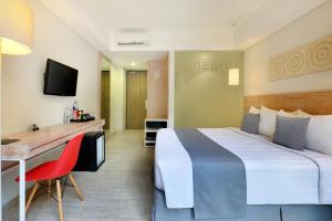 Postel nebo postele na pokoji v ubytování Hotel NEO+ Kuta Legian by ASTON