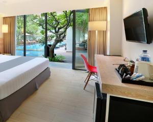 Postel nebo postele na pokoji v ubytování Hotel NEO+ Kuta Legian by ASTON