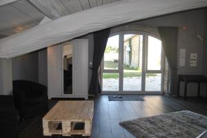 Civrac-de-BlayeにあるLa Grange de La Dupuiseのリビングルーム(テーブル、大きな窓付)