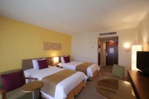 Postel nebo postele na pokoji v ubytování Guam Reef Hotel