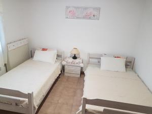 Postel nebo postele na pokoji v ubytování Nikolaos House