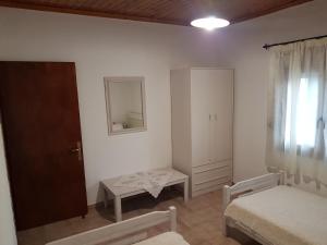 Postel nebo postele na pokoji v ubytování Nikolaos House