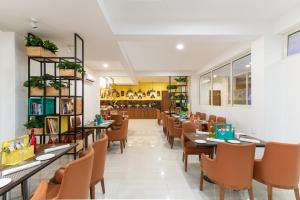 ein Esszimmer mit Tischen und Stühlen in einem Restaurant in der Unterkunft Inde Hotel Cyber City in Gurgaon