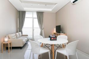 Гостиная зона в Best Location 2BR Ciputra International Apartment By Travelio