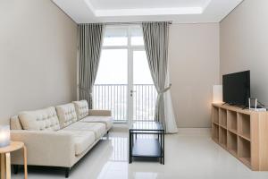 Телевизор и/или развлекательный центр в Best Location 2BR Ciputra International Apartment By Travelio