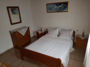 Postel nebo postele na pokoji v ubytování Nikolaos House