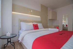 Postel nebo postele na pokoji v ubytování RedDoorz Apartment @ Sentul Tower