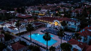 Bazén v ubytování Karbel Hotel nebo v jeho okolí