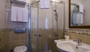 Koupelna v ubytování Karbel Hotel