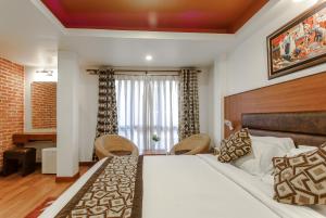 Rúm í herbergi á Hotel Shreesu