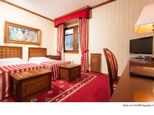Televízia a/alebo spoločenská miestnosť v ubytovaní Grand Hotel Trento